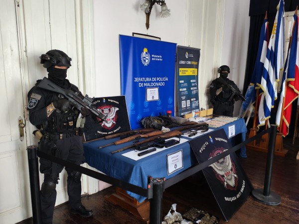 Policía incautó 4 kilos de cocaína y armamento de gran poder de fuego en San Carlos, y detuvo a varias personas