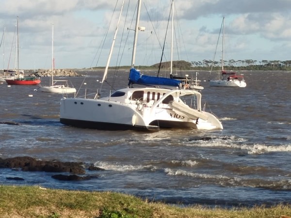 Un catamarán soltó amarras en el puerto de Punta del Este y derivó hacia zona de rocas