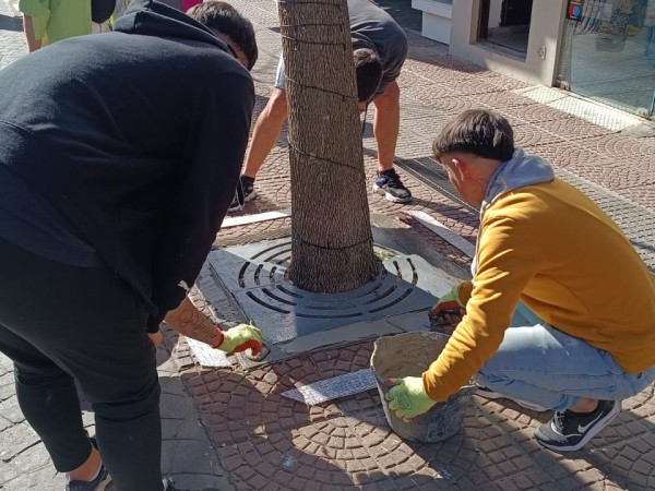 Jóvenes de centro de adicciones realizaron mosaico en Peatonal Sarandí