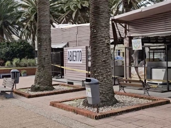 Intendencia de Maldonado exonera permiso anual 2026 a artesanos de la feria de Punta del Este para “mitigar dificultades”