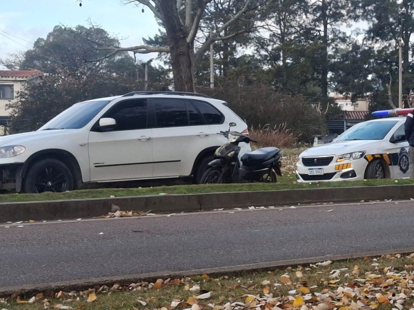 Motociclista lesionada tras colisionar con una camioneta frente a la Terminal de Maldonado