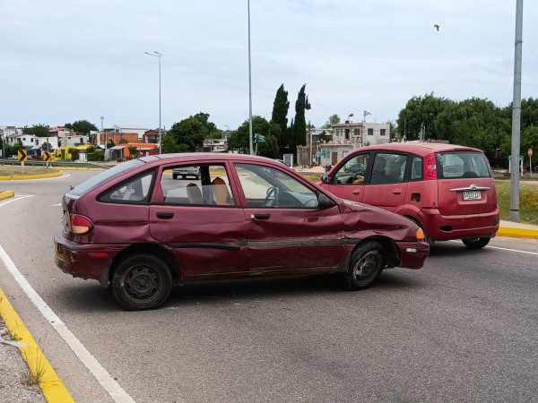 Automóvil chocó contra el cordón y quedó atravesado en una de las vías de Ruta Perimetral