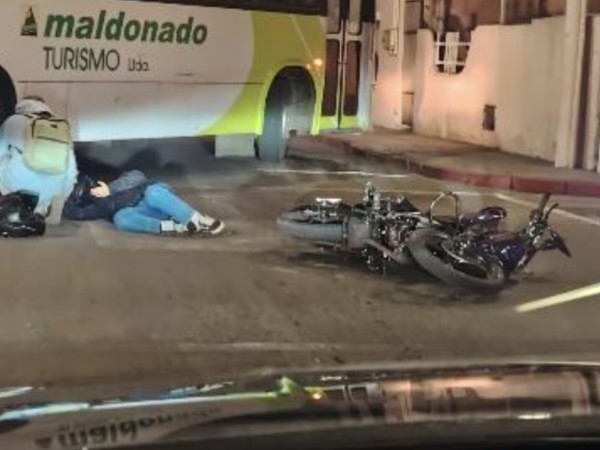 Una moto y un automóvil colisionaron en el centro de Maldonado