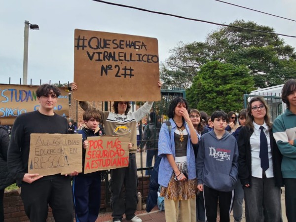 Padres y alumnos del Liceo N°1 de Piriápolis se manifestaron por la construcción de un nuevo liceo