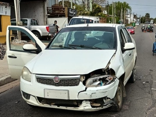 Siniestro de tránsito entre una moto y un auto dejó a un joven lesionado