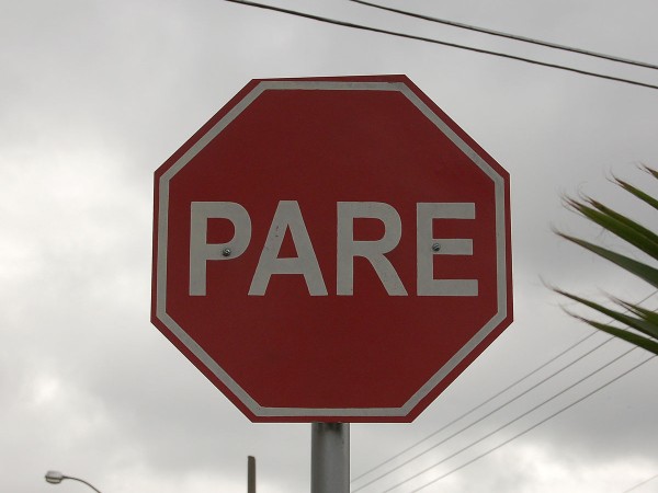 Gobierno propone cambiar la norma de “Pare y Ceda el paso” para aclarar quién tiene prioridad al doblar