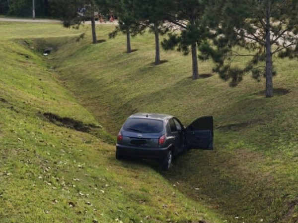 Automóvil despistó y quedó sobre una cuneta en Bulevar Artigas