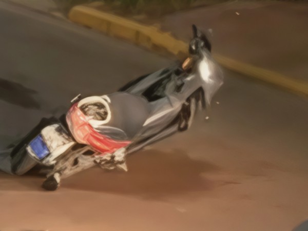 Siniestro entre auto y moto deja a un hombre de 67 años lesionado