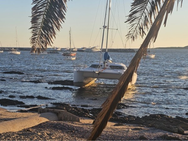 Prefectura espera autorización para retirar el catamarán varado sobre las rocas en Playa Mansa