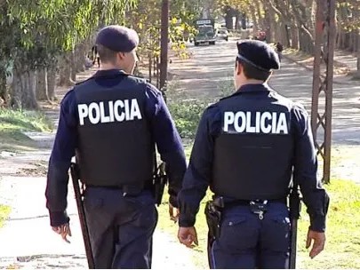 pareja,agredió,funcionarios,policiales