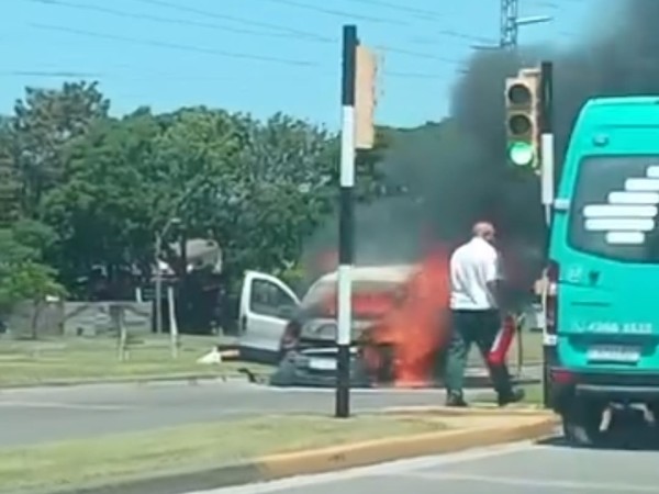 Un automóvil se incendia en pleno Bulevar Artigas