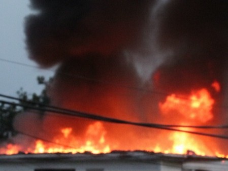 Voraz incendio tomó el patio de una vivienda y Bomberos evitó que el fuego se propagara