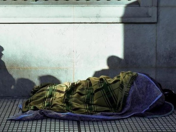 El variopinto presente de tres personas que viven en situación de calle en Maldonado