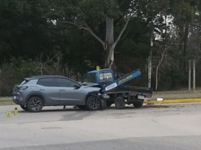 Choque entre un camión de reparto de gas y una camioneta dejó un hombre lesionado en Maldonado