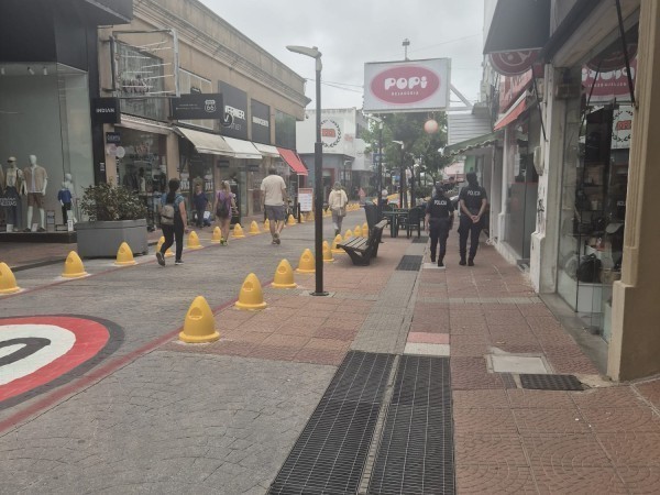 “No respetan los 20 kilómetros”: reclamos en la peatonal Sarandí tras la apertura al tránsito