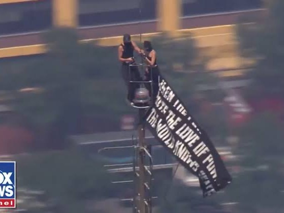 Escalaron un rascacielos de más de 400 metros, se comprometieron en la cima y terminaron detenidos: la historia que dio la vuelta al mundo