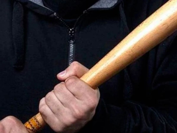 Dos mujeres engañaron a un hombre con la compra de un mueble: terminó siendo amenazado con un bate de béisbol por dos hombres a los que les entregó $8.000