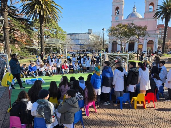 Así se vivió la previa del debut mundialista de la Celeste en plaza San Fernando