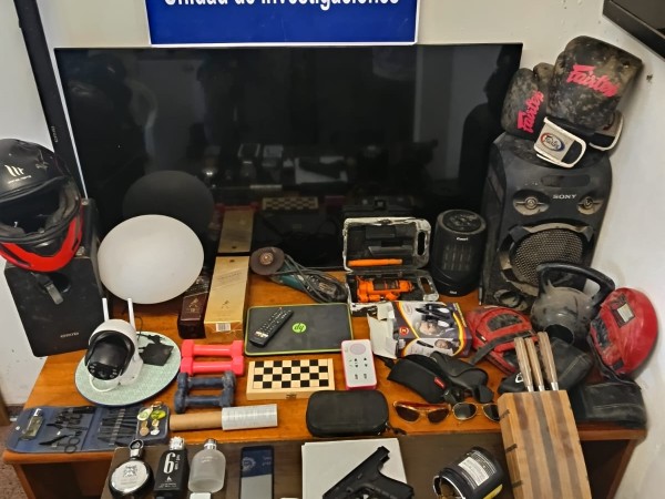 Tras el robo de televisores, un dron y una motocicleta en Ruta 104, detuvieron a un sospechoso y hallaron drogas y armas en allanamientos