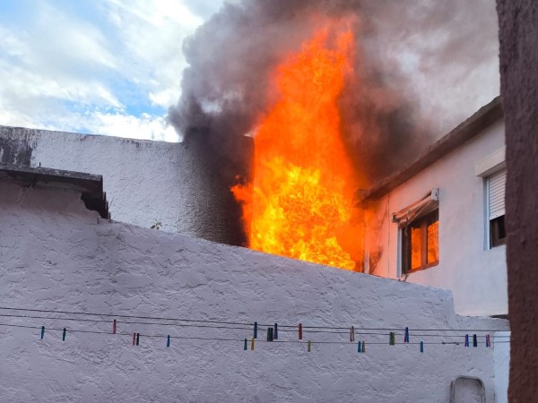 “Horrible despertarse así”: voraz incendio en barrio Miguez afectó más de una casa