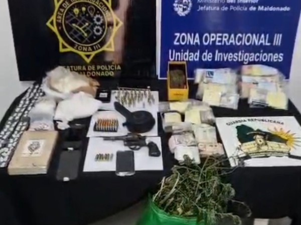Tres hombres y dos mujeres detenidos en allanamientos en San Carlos: se incautaron drogas y un arma