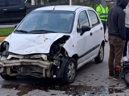 Motociclista fue trasladado a centro de salud tras chocar con un auto