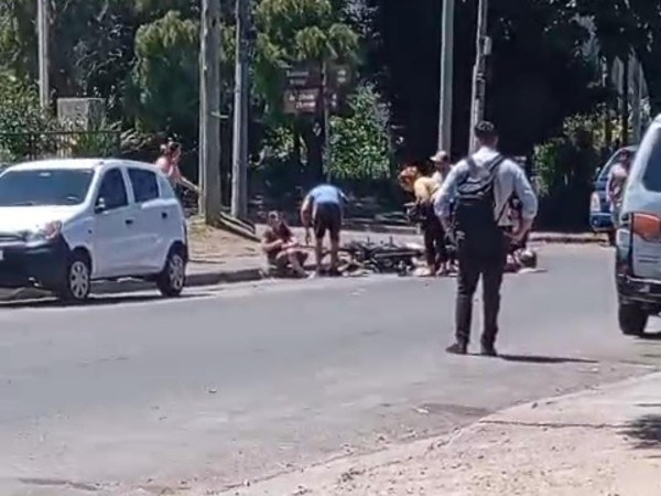 Choque entre auto y moto dejó a una mujer lesionada