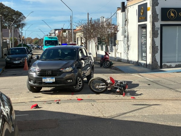 Choque entre una camioneta y una moto en el centro de Maldonado