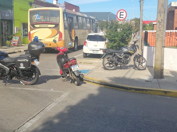 Choque entre ómnibus y moto en el centro dejó a una mujer lesionada