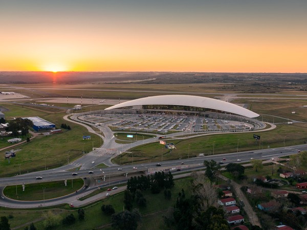 aeropuerto, punta del este, laguna del sauce, vuelos en temporada