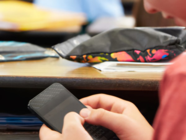ANEP avanza en reglas para el uso de celulares en centros educativos