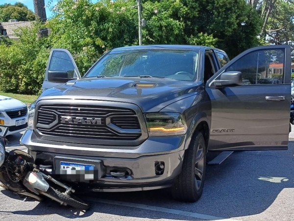 motociclista,lesionada,embestida,camioneta