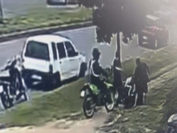 VIDEO| Vecinos realizaron un arresto ciudadano a sujeto que intentaba robar una moto y portaba un arma blanca