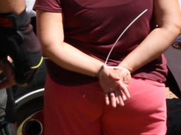 Una mujer con tobillera electrónica por violencia doméstica incumplió medidas y quedó bajo arresto domiciliario