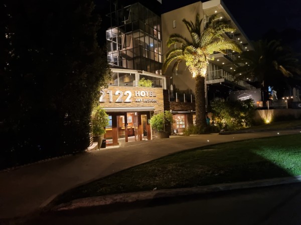 hombre, cayó al vacio, edificio hotel, lesionado,