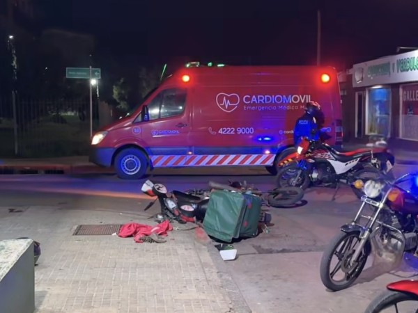 Policía que iba a cumplir su turno chocó con un delivery en San Carlos