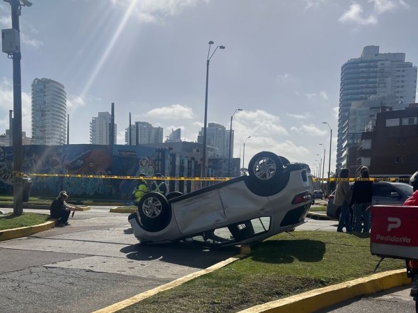 siniestro tránsito, punta del este, vuelco de auto,