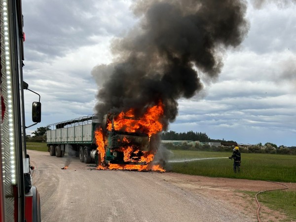 incendio, camion, camino los ceibos,