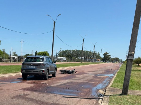Una moto y una camioneta chocaron en Cerro Pelado: un conductor sufrió múltiples lesiones y otro debió ser asistido por crisis de pánico