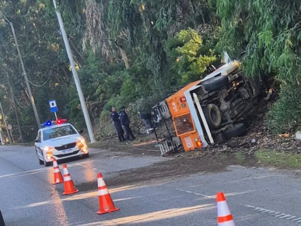 Vuelco de camioneta de UTE en Aparicio Saravia; dos hombres resultaron con lesiones