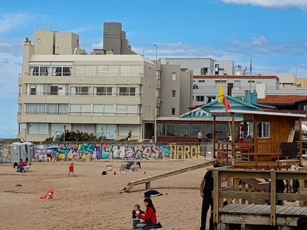 Mujer argentina de 77 años se quebró la cadera tras caer de un muro en Playa El Emir