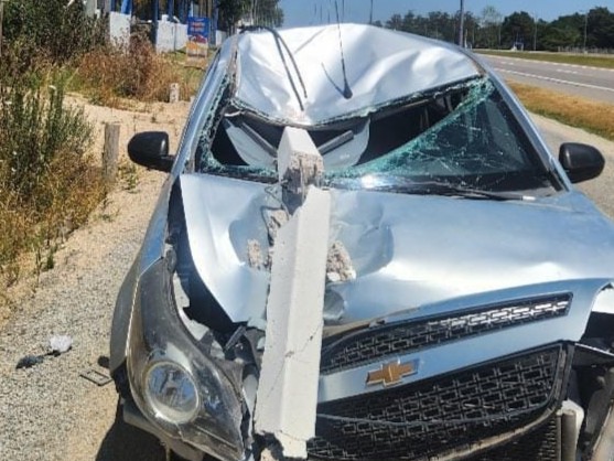Automóvil impactó contra un cartel en la Ruta Interbalnearia frente a Ocean Park