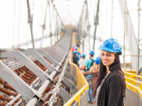Mujeres ganan más que los hombres en la construcción,  según informe del INE