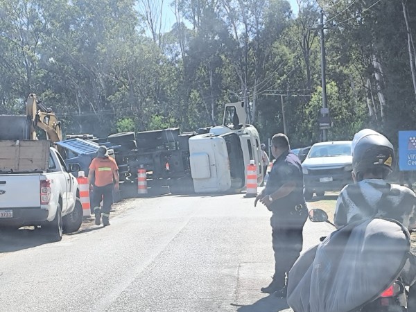 camión,volcó,hombre,politraumatizado