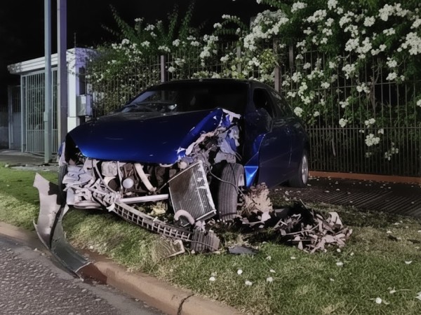 Auto chocó contra una columna tras fallarle los frenos en Piriápolis; conductor resultó lesionado