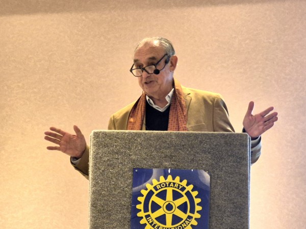 “Los celulares son la única ley obligatoria del mundo”: Tomás Friedmann en ciclo del Rotary Club Maldonado