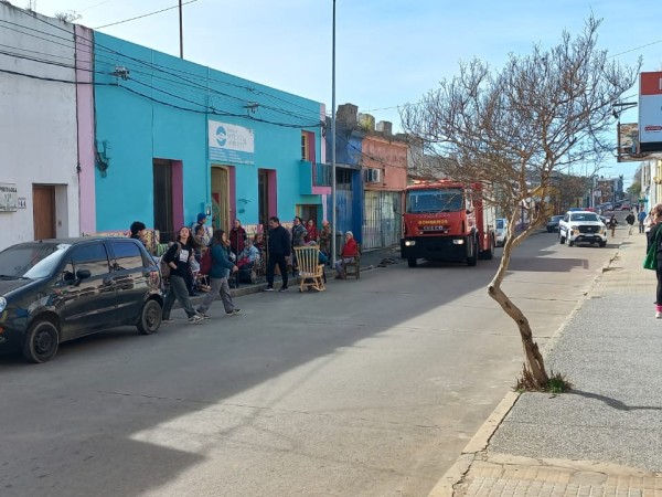 Evacuaron a 20 adultos mayores por incendio en un residencial de San Carlos