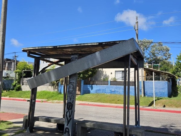 Tras reclamos de vecinos restauran parada de ómnibus que estaba en peligro de derrumbe