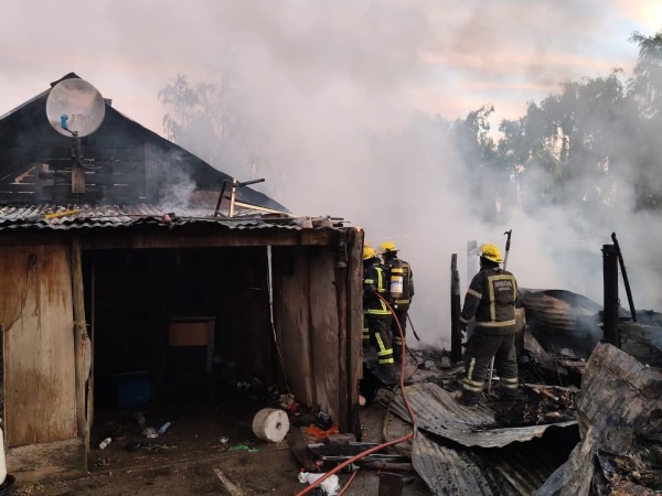Una casa y un taller mecánico se incendiaron en  asentamiento Benedetti