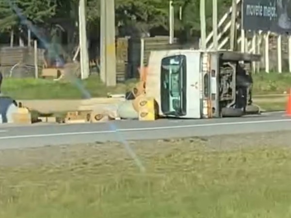Volcó un camión en la ruta Interbalnearia